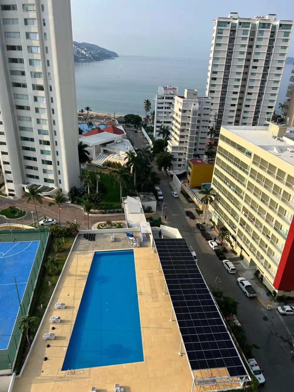 Vista de la bahía de Acapulco y la alberca del condominio desde el piso 14